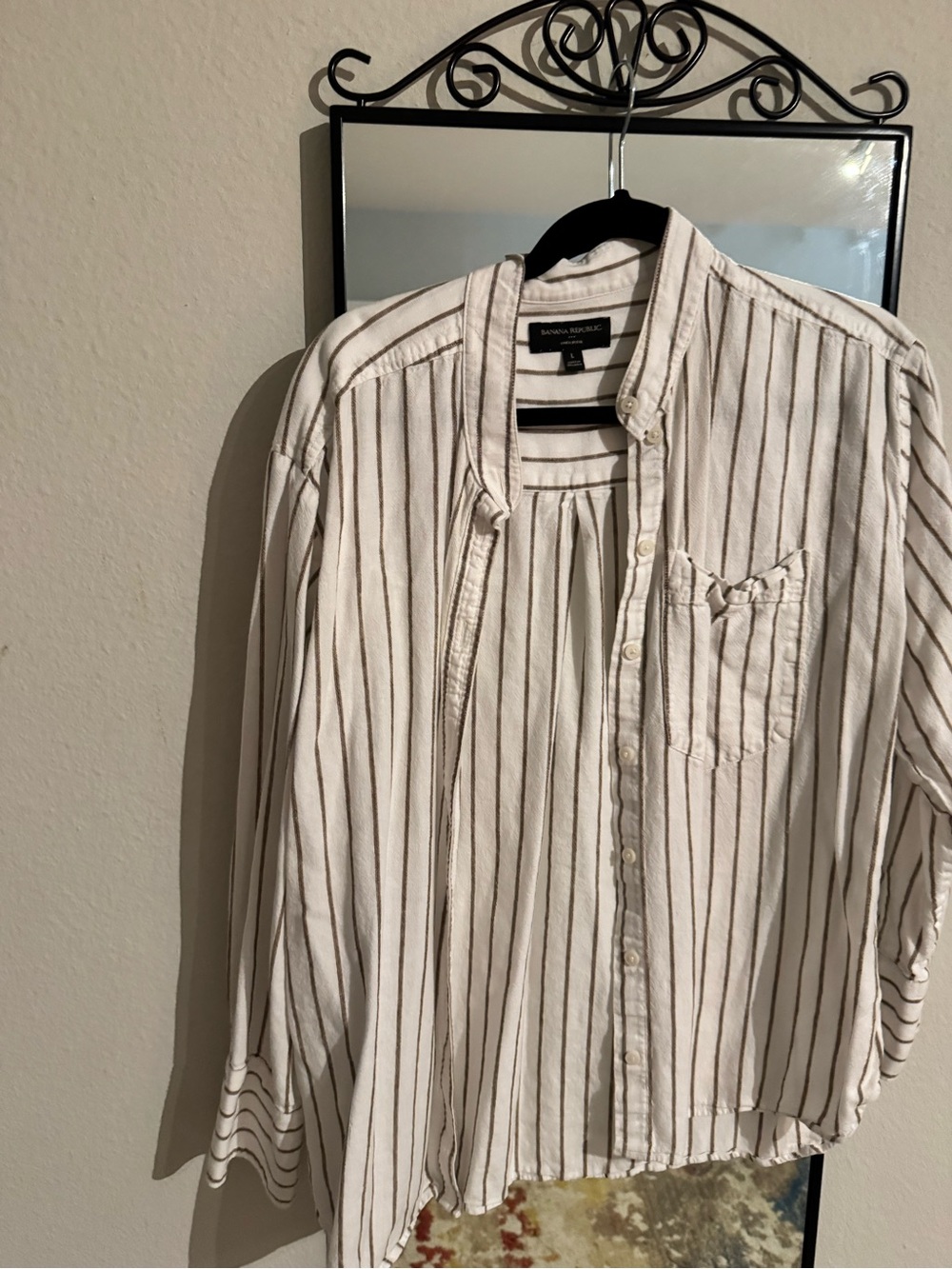 Banana Republic White Striped women’s Button-Up Shirt 55% linen